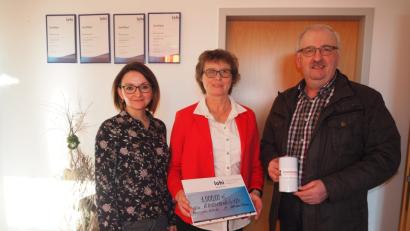 Bild: krb
Viktoria Konradi (links) und Beratungstellenleiterin Marion Henrichten übergeben Herbert Putzer die Spende.