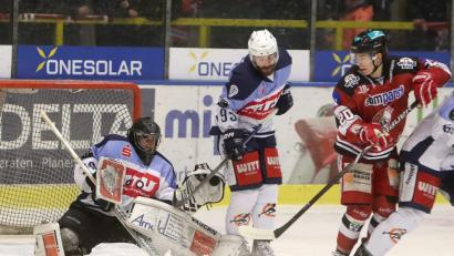Bild: Christine Vincon
Die Blue Devils verloren am Sonntag beim Tabellendritten EV Landshut mit 2:6. Hier fängt der Weidener Goalie Johannes Wiedemann die Scheibe, mit im Bild Verteidiger Barry Noe und der Landshuter Alexander Ehl (rechts).