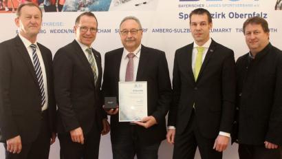Bild: lst
Josef Gößner (Mitte) vom SV Kulmain erhält die Ehrenamtspreis-Urkunde samt Uhr von Bezirksrat Richard Gaßner, Jörg Ammon (Präsident des Bayerischen Landessportverbandes), Kreisvorsitzendem Andreas Malzer und Bezirksvorsitzendem Hermann Müller (von links).