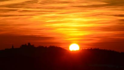 Bild: dob
Wie ein Scherenschnittmuster erscheint die Burg Leuchtenberg in der untergehenden Abendsonne.