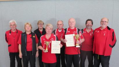 Bild: jzk
VSV-Sportwart Alfons Foitzik (links) gratulierte den beiden Kemnather Bossel-Meisterschaften zum Turniersieg: Elisabeth Didjurgis, Gisela Kindler, Annette Bachert, Andreas Jasinski, Hermann Weismeier, Otto Ackermann und Hans-Jürgen Breuer (von links)