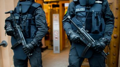Archivbild: Julian Stratenschulte/dpa
Schwer bewaffnete Polizisten bewachen das Oberlandesgericht in Celle (Niedersachsen) bei einem Prozess gegen zwei ehemalige IS-Kämpfer aus Wolfsburg.