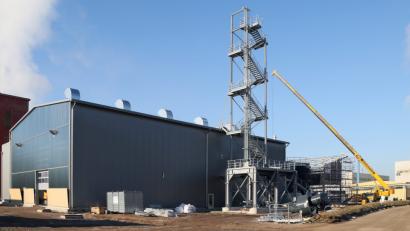 Bild: Hösamer
An der Klärschlammtrocknungsanlage wird noch eifrig gebaut, neben dem Turm wird das Silo für das getrocknete Substrat stehen. Wo der getrocknete Schlamm künftig entsorgt wird, ist noch unklar.
