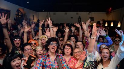 Bild: brü
Mit Johnny Gold und DJ Tom durch die Partynacht in Amberg. Der Schlaghosenball brachte auch heuer wieder pure Partystimmung in das Casino Wirtshaus.