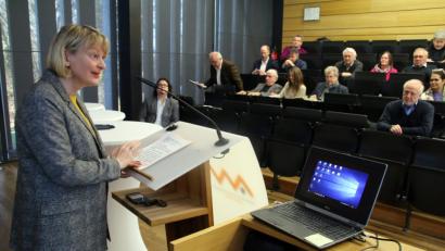 Bild: jrh
„Wir nehmen die Herausforderungen – demografischer Wandel, Fachkräftemangel, Digitalisierung – ganz aktiv an und setzen sie in eine zielgenaue Strategie um“, verspricht OTH-Präsidentin Prof. Andrea Klug. Die Hochschule verstehe sich als Kooperationspartner der regionalen Akteure in Ostbayern und Westböhmen.