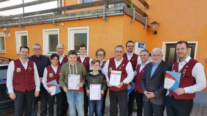 Bild: hir
Über zahlreiche Ehrungen bei der Stadtkapelle Pfreimd freuten sich Vorsitzender Thorsten Eckert (rechts), musikalischer Leiter Thomas Reck (links) zusammen mit Bürgermeister Richard Tischler (Zweiter von links) und stellvertretender Bezirksvorsitzender Ferdinand Münch (Zweiter von rechts).
