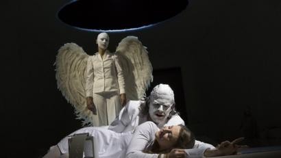 Bild: H. Dietz Fotografie/Theater Hof
Susanna Mucha (Käthchen) und Oliver Hildebrandt (Friedrich Wetter Graf vom Strahl) in der berühmten Holunderbusch-Szene, im Hintergrund Aline Adam als Cherub