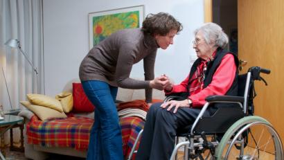 Symbolbild: Peter Maszlen – stock.adobe.com
Die Pflegeversicherung gibt es seit 1995 als eigenständigen Zweig der Sozialversicherung. Sie soll das finanzielle Risiko der Pflegebedürftigkeit abfedern.