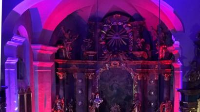 Bild: nib
Stimmungsvoll gestaltete der Pfarrgemeinderat einen Gottesdienst für Verliebte und Verheiratete in der St. Michael Kirche in Wolfring.