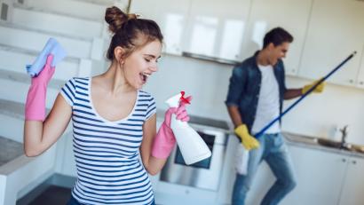 Symbolbild: Vasyl – stock.adobe.com
Machen Sie es sich beim Putzen so gemütlich wie möglich, sorgen Sie für gute Musik und eine schöne Atmosphäre.