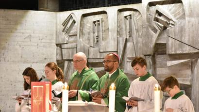 Bild: ads
Bischof Sithembele Sipuka aus dem südafrikanischen Umtata stattete der Pfarrei St. Michael bei seiner Durchreise nach Rom einen Kurzbesuch ab, wo er mit Pfarrer Alois Berzl die Vorabendmesse zelebrierte.