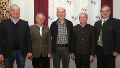 Bild: Hirsch
Martin Oberle, . Bernhard Feneis, Thomas Ring, Konrad Bartmann und Alexander Flierl (von links) sprachen bei der Bezirksversammlung der Teichgenossenschaft Oberpfalz in Schwarzenfeld.