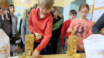 Bild: exb
Am Ende des Workshops „Gesunde Ernährung“ konnte jeder, der wollte, seine eigenen Haferflocken mahlen und für das eigene Frühstücksmüsli mit nach Hause nehmen.