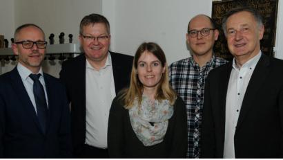 Bild: gf
Bei der Sitzung des Jugendhilfeausschusses wurde Yvonne Ströhl als neue Leiterin der Kita Luitpoldhöhe und Michael Schlaffer als neuer Vertreter der Lebenshilfe im Ausschuss vorgestellt. Das Bild zeigt von links Jugendamtsleiter Thomas Boss, Oberbürgermeister Michael Cerny, Yvonne Ströhl, Michael Schlaffer und Harald Knerer-Brütting, den Leiter des Referats für Jugend, Senioren und Soziales.