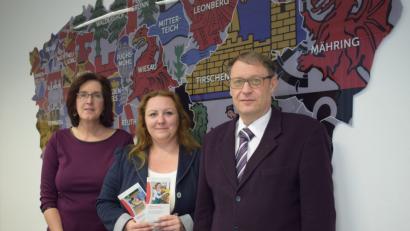 Bild: szl
Teamleiterin Hilke Janssen, Projektvermittlerin Agnes Nitz und Geschäftsführer Leonhard Merkl (von links) vom Jobcenter Tirschenreuth stellen die neuen Fördermöglichkeiten des Teilhabechancegesetz vor.