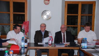 Bild: enz
Der Seniorenbeauftragte Franz Danhauser (Zweiter von links) legte seinen Bericht dem Marktgemeinderat vor. Hier mit dem Zweiten Bürgermeister Christian Hebert, Bürgermeister Klaus Meyer und Bürgermeister-Stellvertreter Christian Maischl (von links).