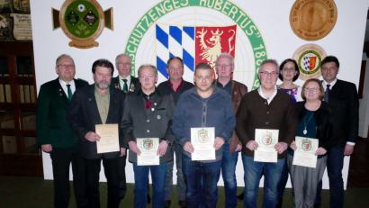 Bild: mor
Bürgermeister Edgar Knobloch (rechts), 2. Gauschützenmeister Thomas Busch (links) und 1. Schützenmeister Bernhard Ott (Dritter von links) ehrten langjährige Mitglieder der Hubertusschützen.