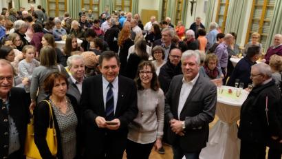 Bild: le
In die Schar der Gratulanten für Pfarrer Max Früchtl (Vierter von links) reihen sich auch Kirchenpfleger Josef Rosner, Christina Schaller vom Frauenbund, Elisabeth Lehner für den Pfarrgemeinderat und Bürgermeister Günter Stich ein.