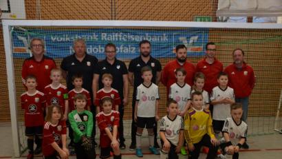 Bild: dob
Im Finale gewann die SG Fahrenberg (rechts) mit 1:0 Toren gegen die SG Vohenstrauß/Altenstadt. Thomas Prem (rechts) organisierte das Fußballspektakel für den Nachwuchs. SpVgg-Jugendabteilungsleiter Alfons Raab (links) war voll des Lobes für die hervorragende Abwicklung der zweitägigen Veranstaltung.