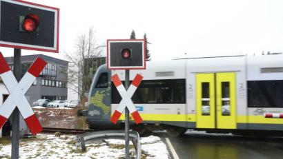 Archivbild: Gabi Schönberger
An diesem Bahnübergang bei Latsch ereignete sich das Unglück am Sonntag, 10. Februar.