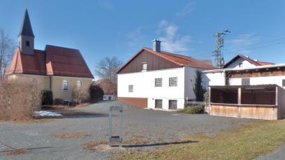 Bild: br
Neben der Erneuerung der Dorfstraßen in Höflas ist auch die Neugestaltung des Dorfplatzes an der Dorfkapelle ein Schwerpunkt bei den öffentlichen Maßnahmen der einfachen Dorferneuerung.