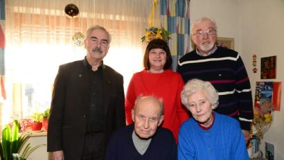 Bild: bey
Maria Tschannerl (rechts) feiert gemeinsam mit Ehemann Anton (links), Tochter Gabi (Mitte), Bürgermeister Karl-Heinz Preißer und Schwager Alois Tschannerl (rechts) ihren 90. Geburtstag.
