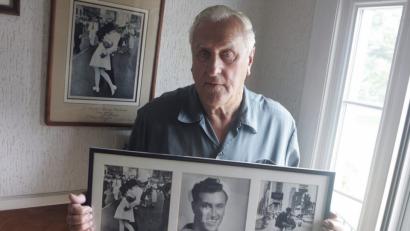 Bild: Connie Grosch/Providence Journal/dpa
George Mendonsa, der "küssende Matrose" aus New York von einem der berühmtesten Fotos zum Ende des Zweiten Weltkriegs, ist tot.