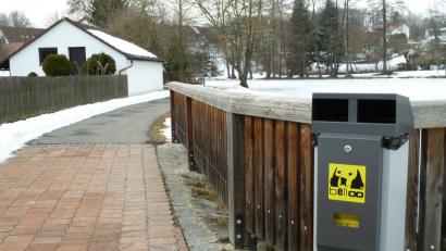 Bild: Portner
Seit dem Frühjahr 2017 gibt es an den zwei Eingängen zum Marktweiher eine Hundetoilette. Die Stadt plant derzeit keine weiteren Ankäufe.