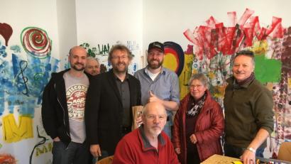 Bild: Kusche
Zweiter Bürgermeister Hermann Schraml (Dritter von rechts) dankt Joachim Lamm (Mitte stehend) im Namen der Stadt Kemnath für sein Engagement