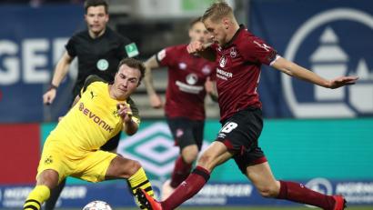 Bild:  Daniel Karmann/dpa
Der Nürnberger Hanno Behrens (r) kämpft mit dem Dortmunder Mario Götze um den Ball.