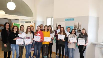 Bild: exb
Die Teams mit Rang 19 (Kristina Müller, Emma Zrenner) und Rang 22 (Mina Aslan, Ida Müller, Vanesa Sedlácková) im Bild mit Rektorin Kerstin Reiter (links) erhielten Präsente der Schule. Deutsch-französischer Tag.