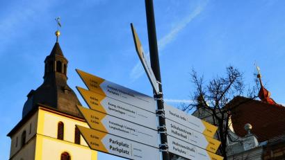 Bild: lnz
Die Spitzen der Hinweisschilder mit Entfernungsangaben sind in auffälligem Orange lackiert.