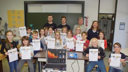 Bild: mmj
Stolz präsentierten die Schülerinnen und Schüler ihre Urkunde über die Teilnahme am Techniker-Basiskurs, die ihnen Hartmut Cebula (MMM Stadlern) in Anwesenheit von Lehrerin Theresa Reiter und den beiden MMM-Auszubildenden überreichte.