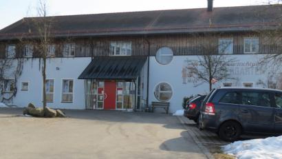 Bild: kö
Der Schwarzachtal-Kindergarten soll im Dachgeschoss um einen weiteren Gruppenraum erweitert werden, um den künftigen Bedarf an Kindergarten- und Krippenplätzen zu decken.