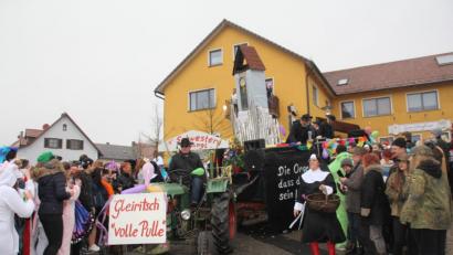 Bild: frd
Die Vorbereitungen für den Gleiritscher Faschingszug (hier ein Bild aus dem Vorjahr) laufen bereits seit Dezember, und heuer soll es "volle Pulle" politisch werden.