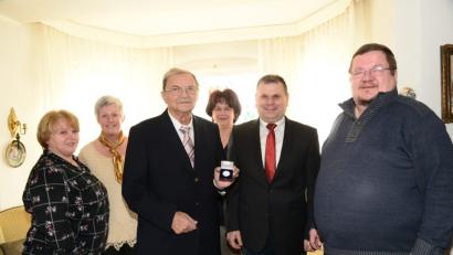 Bild: bey
Anton Enders freut sich gemeinsam mit seinen engsten Angehörigen Gudrun Reber, Heike Enders, und Sandra Kammerer (von links) über die Glückwünsche von Bürgermeister Karlheinz Budnik und dessen Geschenk, die Stadtmedaille in Silber, sowie über die Segenswünsche von Pfarrer Hubert Bartel (rechts).