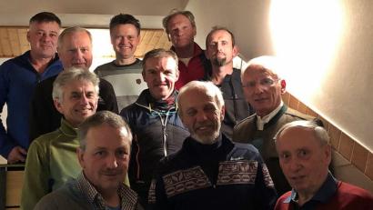 Bild: zer
Der neue Vorstand (links, von unten): Michael Ertl, Hermann Schlosser, Hubert Schuller, Josef Koller sowie (Mitte, von unten) Robert Spickenreuther, Wolfgang Stöckl, Markus Schuller mit (rechts, von unten) Erich Kummer, Hans Hiermaier und Christian Weidl-Haberkorn.