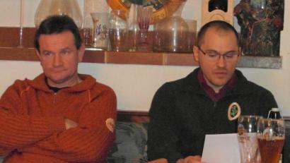Bild: hl
Vogelwart Thomas Stingl (rechts) berichtet von seinen Beobachtungen und denen seiner Helfer. Zu ihnen gehört auch und Stephan Hautmann (links), der sich mit um die Nistkästen kümmert.