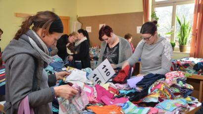 Bild: dob
Beim Kinderbasar "Zwergentreff" warten knapp 4000 Artikel im Gemeindehaus auf interessierte Kunden.