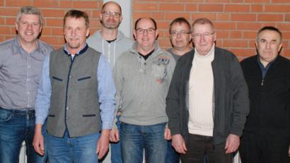 Bild: sche
Die neuen Mitglieder der Kirchenverwaltung Aschach-Raigering (von links): Norbert Weiß, Klaus Donhauser, Stefan Binner, Hermann Pirzer, Roland Erras, Alfred Schorner, Pfarrer Eduard Kroher.