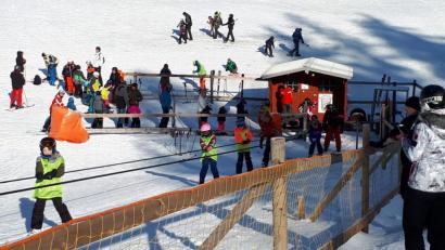 Bild: ens
Der Kinder- und Einsteigerlift am Fahrenberg zieht die jungen Skianfänger den flachen Hang hinauf.