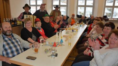 Bild: jr
Einen vergnüglichen Nachmittag verbrachten zahlreiche Senioren im Pfarr- und Jugendheim Leonberg. Zur guten Stimmung im Saal beigetragen haben Alleinunterhalter Klaus Putzer, Pfarrer Anton Witt und Bürgermeister Johann Burger (stehend, von links).
