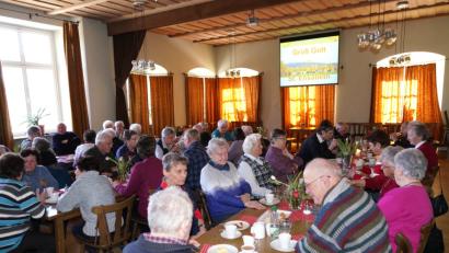 Bild: fvo
Die Seniorenrunde St. Elisabeth genießt einen gemütlichen Nachmittag im Pfarrheim bei Kaffee und Kuchen.