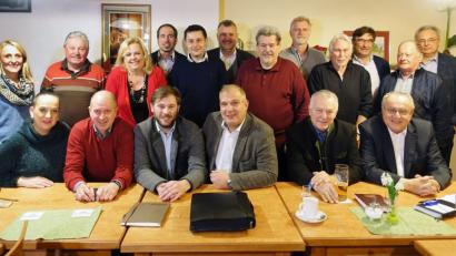 Bild: Josef Wieder
Die CSU-Fraktion, erweitert um den Beirat, gibt sich nach der Wahl von Markus Bäumler (vorne, Dritter von links) zum Nachfolger von Fraktionsvorsitzendem Wolfgang Pausch (vorne, Dritter von rechts) optimistisch. Weniger Begeisterung löst der Wechsel bei Ehrenkreisvorsitzendem und ehemaligen Fraktionschef Walter Leupold aus.