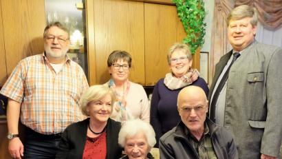 Bild: wlr
Zum 90. Geburtstag lassen die Gäste Linda Richtmann hochleben. Sohn Norbert (sitzend, rechts) lebt bei seiner Mutter im Haus und kümmert sich um sie. Tochter Agnes (sitzend, links) ist oft in Etzenricht, um die Mama zu besuchen. Bürgermeister Martin Schregelmann (stehend, von rechts), Maria Smola, Lina Eggmeier und Gerhard Zwack gratulieren.