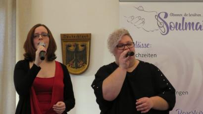 Bild: ubb
Großartige Musik für eine gute Sache: Die Sängerinnen des Duos "Soulmate", Stefanie Grödner und Bettina Mildner (von links). begeisterten im Sitzungssaal ihr Publikum.