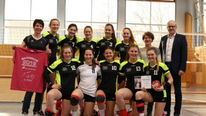 Bild: exb
Bürgermeister Bernhard Lindner (rechts) gratulierte den Hahnbacher Mädchen zum Sieg bei der Nordbayerischen Meisterschaft der U18 im Volleyball.