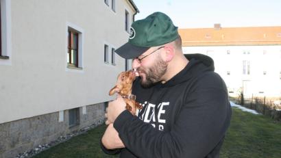 Bild: wro
Das Hundefräulein Emily ist zwar verletzt, aber überglücklich, dass sie bei ihrem Herrchen sein darf.