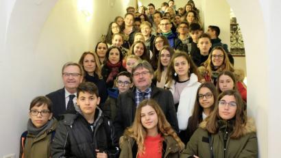Bild: Sibylle Sandner, Stadt Amberg
Gelebtes Europa dank Erasmus plus: sechs Nationen (Griechenland, Portugal, Polen, Frankreich, Türkei und Deutschland) freundschaftlich vereint – mit Bürgermeister Martin Preuß (zweite Reihe, links) und Schulleiter Peter Welnhofer (zweite Reihe, Mitte).