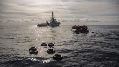 Bild: Olmo Calvo/AP/dpa
Migranten sitzen in einem Schlauchboot, nachdem Proactiva Open Arms, eine Nichtregierungsorganisation (NGO) aus Spanien, sie im zentralen Mittelmeer 72 Kilometer von Al Khums (Libyen) entfernt, entdeckt und gerettet hat. Die tödlichen Gefahren der Flucht über das Mittelmeer haben für Flüchtlinge und Migranten im vergangenen Jahr nach UN-Angaben alarmierende Ausmaße angenommen. Besonders drastisch war die Entwicklung zwischen Libyen und den EU-Ländern Malta und Italien, berichtete das Flüchtlingshilfswerk UNHCR in Genf.